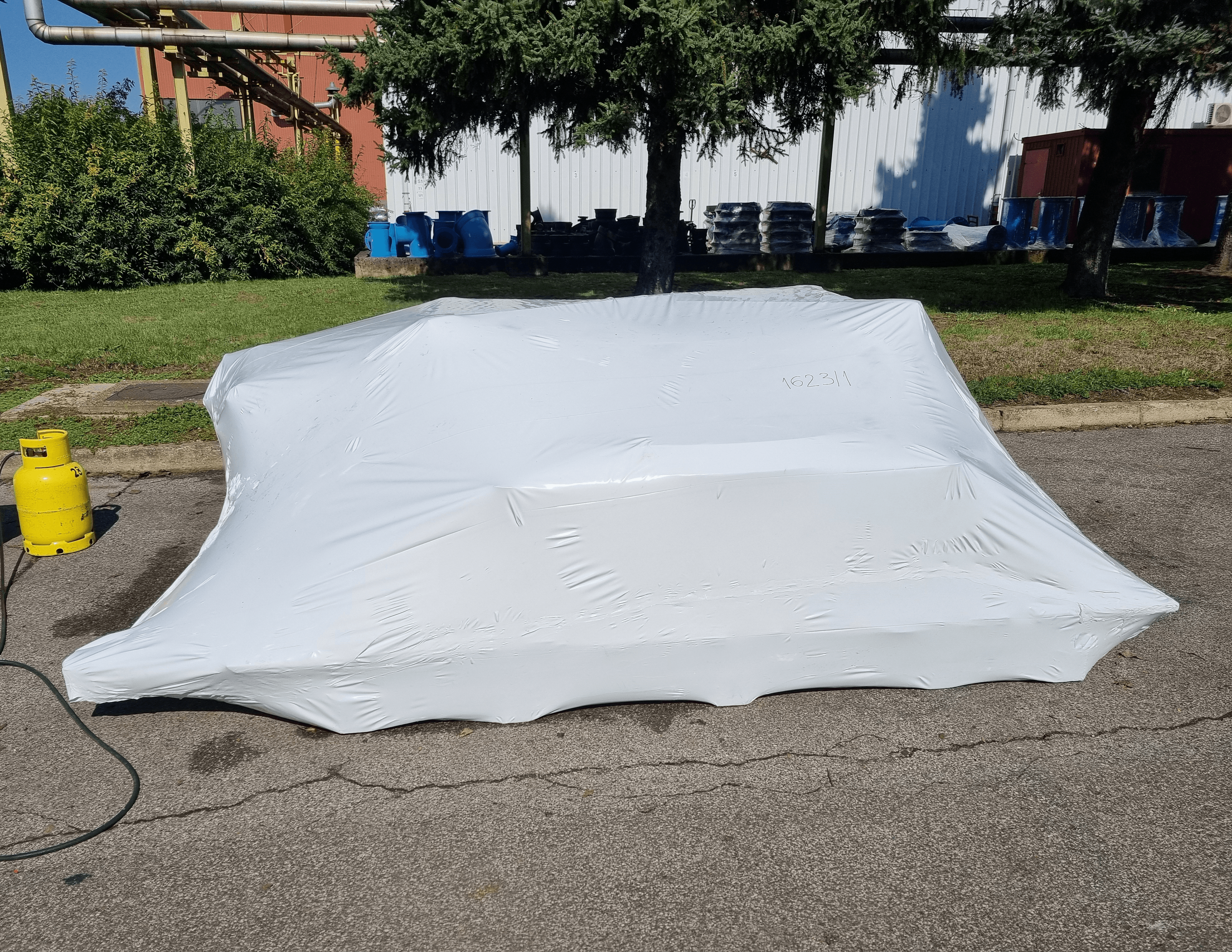 Industrijski strojevi zapakirani PE folijom